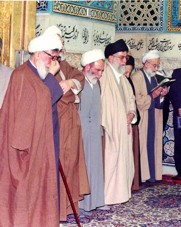 آقا مجتبی تهرانی سمت راست امام خامنه ای 
